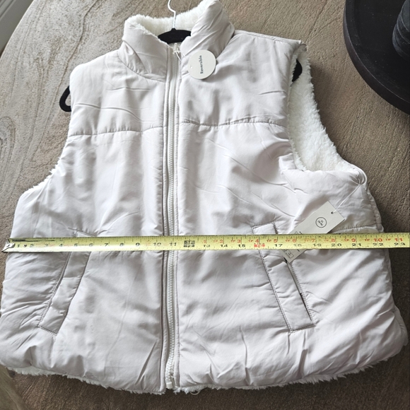 Puffer/ Sherpa Reversible Cropped Vest, Size: XL - Picture 5 of 10